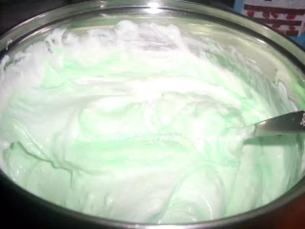 Tort cu mousse de menta si mousse de ciocolata - poza 5