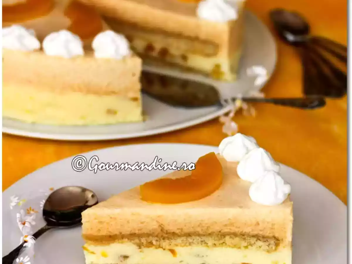 Tort cu mousse de pepene galben si crema cu piersici