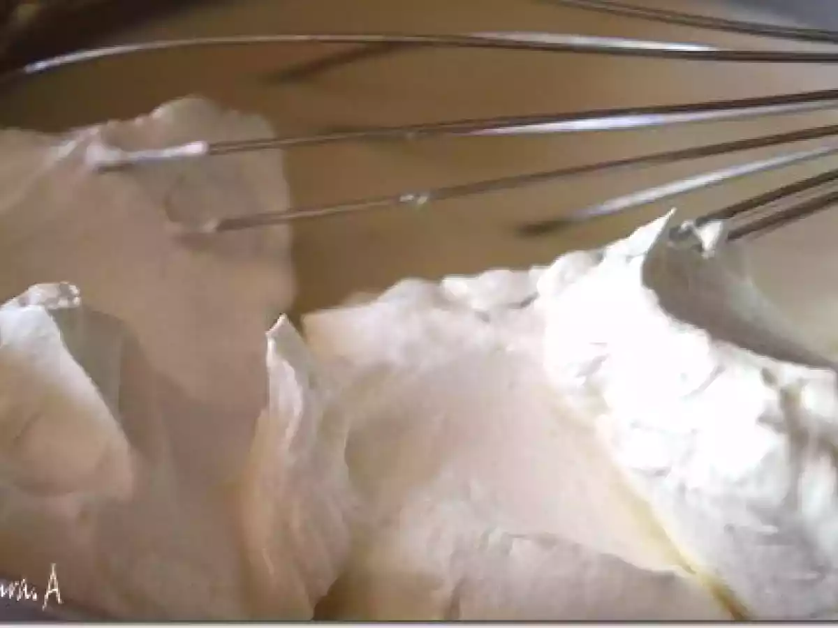 Tort cu mousse de ricotta si frisca - poza 6