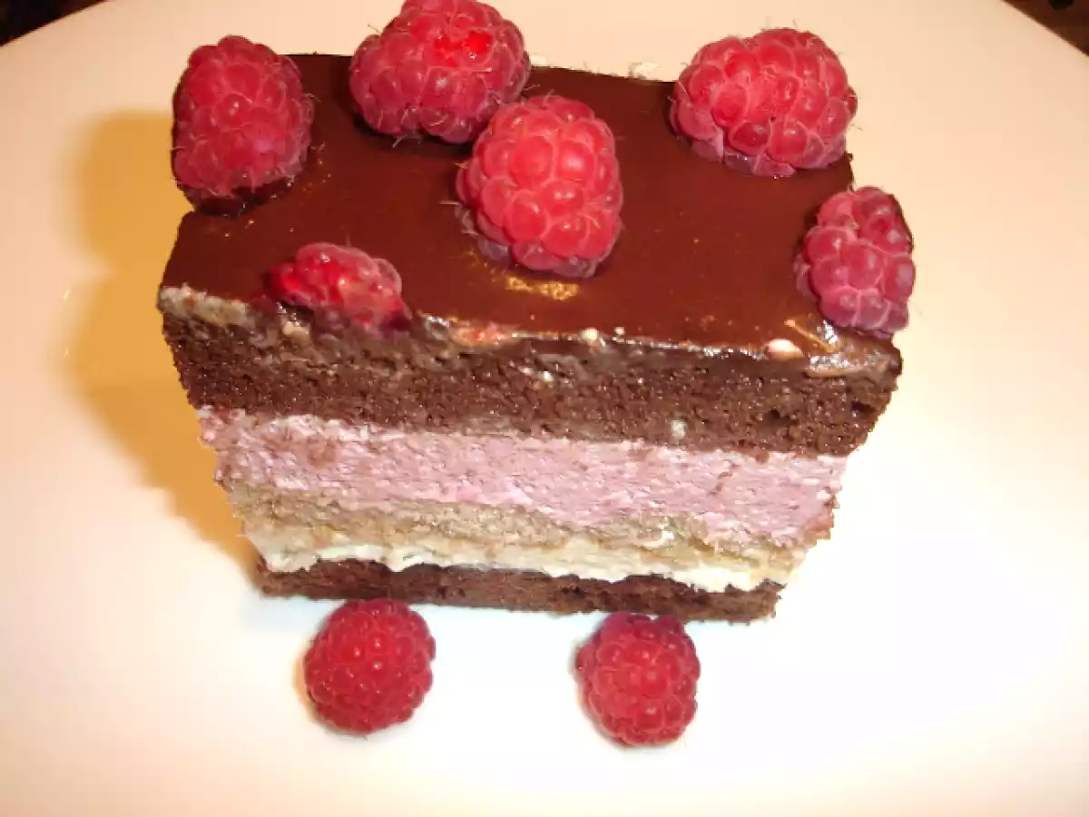 Tort cu mousse de zmeura si ciocolata alba