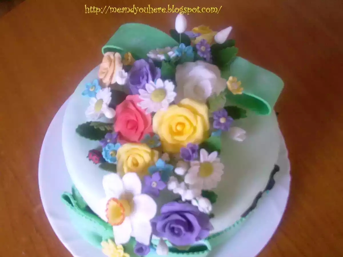 TORT CU MOUSSE DIN 3 FELURI DE CIOCOLATA