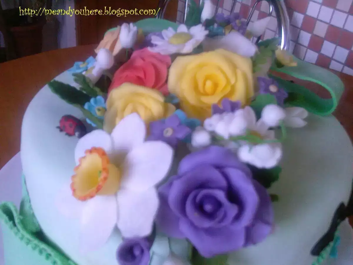 TORT CU MOUSSE DIN 3 FELURI DE CIOCOLATA - poza 2