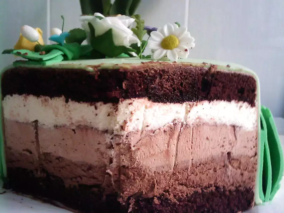 TORT CU MOUSSE DIN 3 FELURI DE CIOCOLATA - poza 3