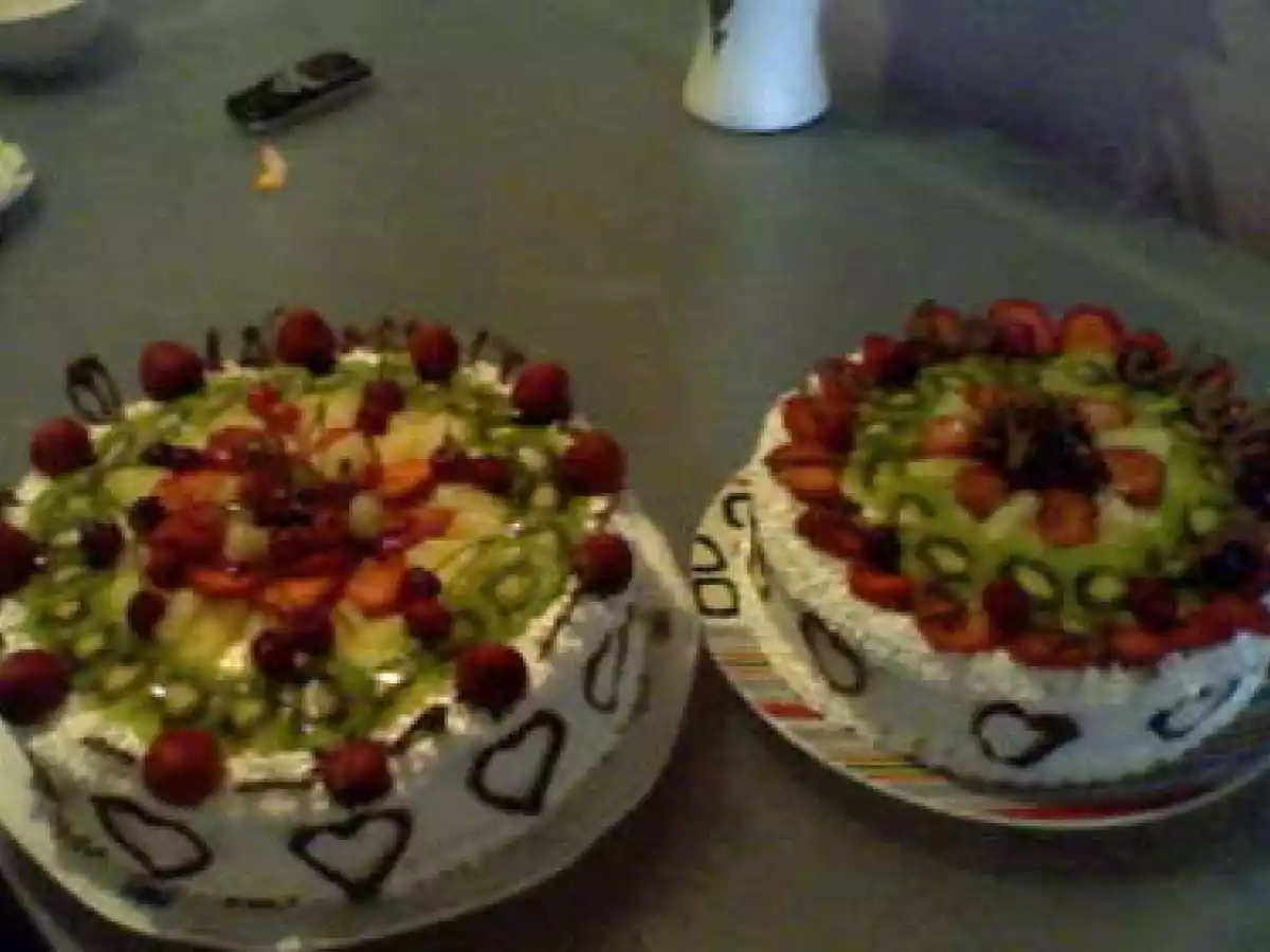 tort cu multe fructe