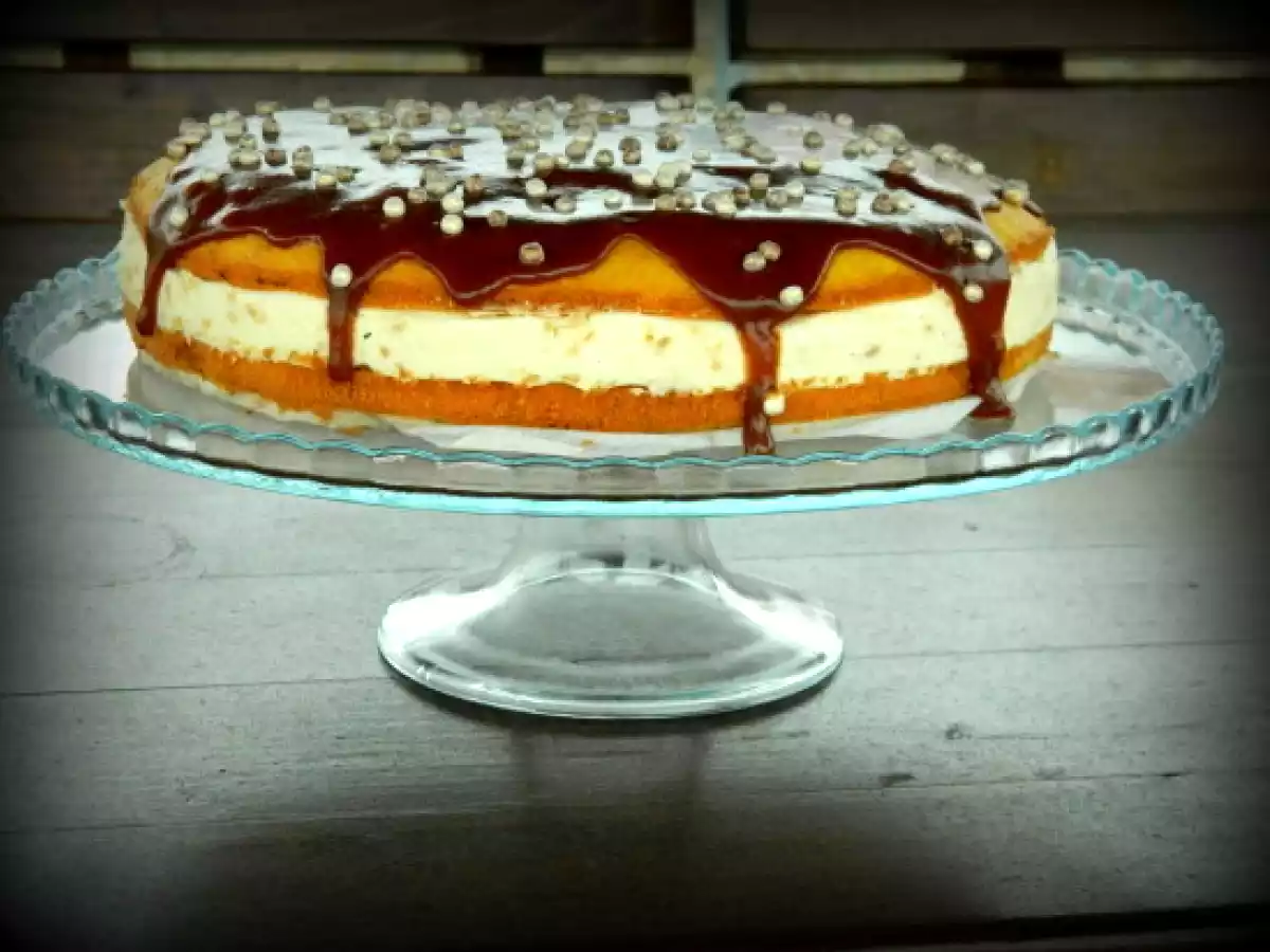 Tort cu piersici si caramel