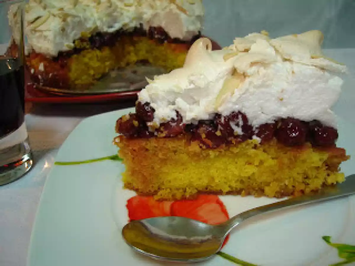 Tort cu visine si bezea - poza 3