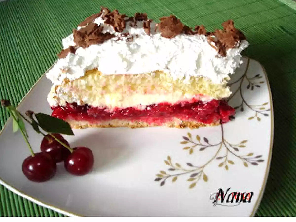 TORT CU VISINE SI CREMA FINA DE UNT CU VANILIE