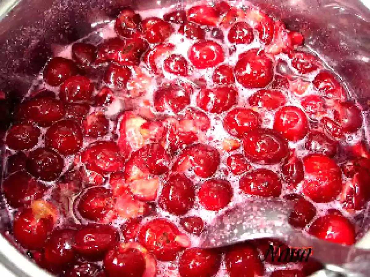 TORT CU VISINE SI CREMA FINA DE UNT CU VANILIE - poza 2