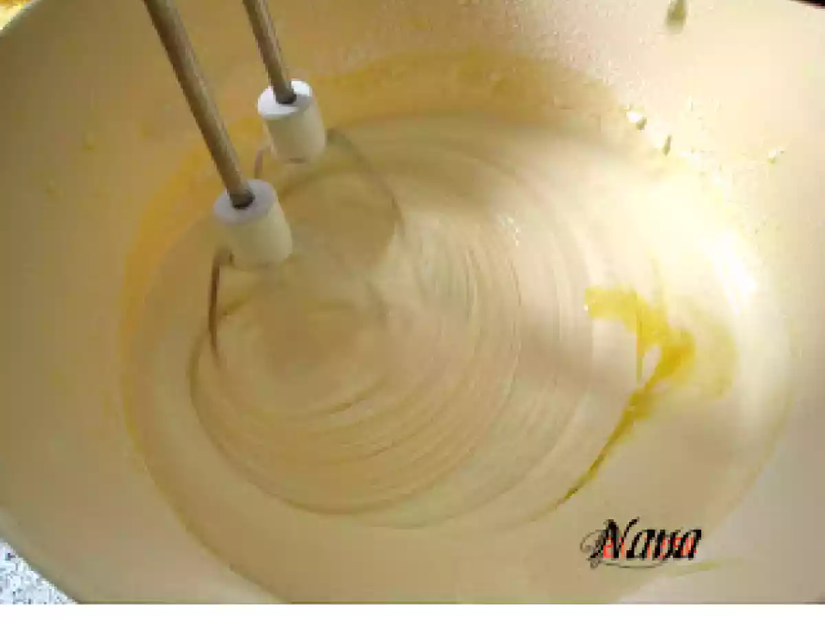 TORT CU VISINE SI CREMA FINA DE UNT CU VANILIE - poza 3