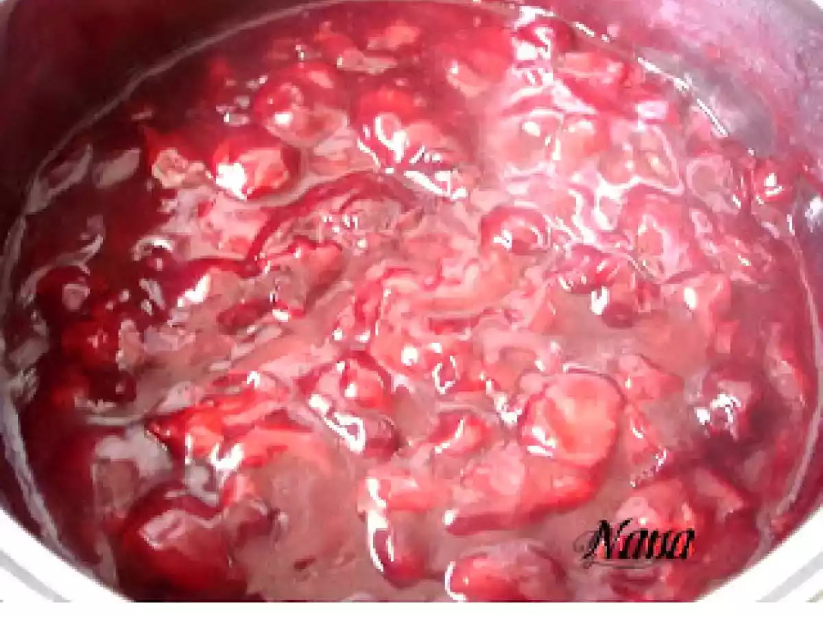 TORT CU VISINE SI CREMA FINA DE UNT CU VANILIE - poza 4