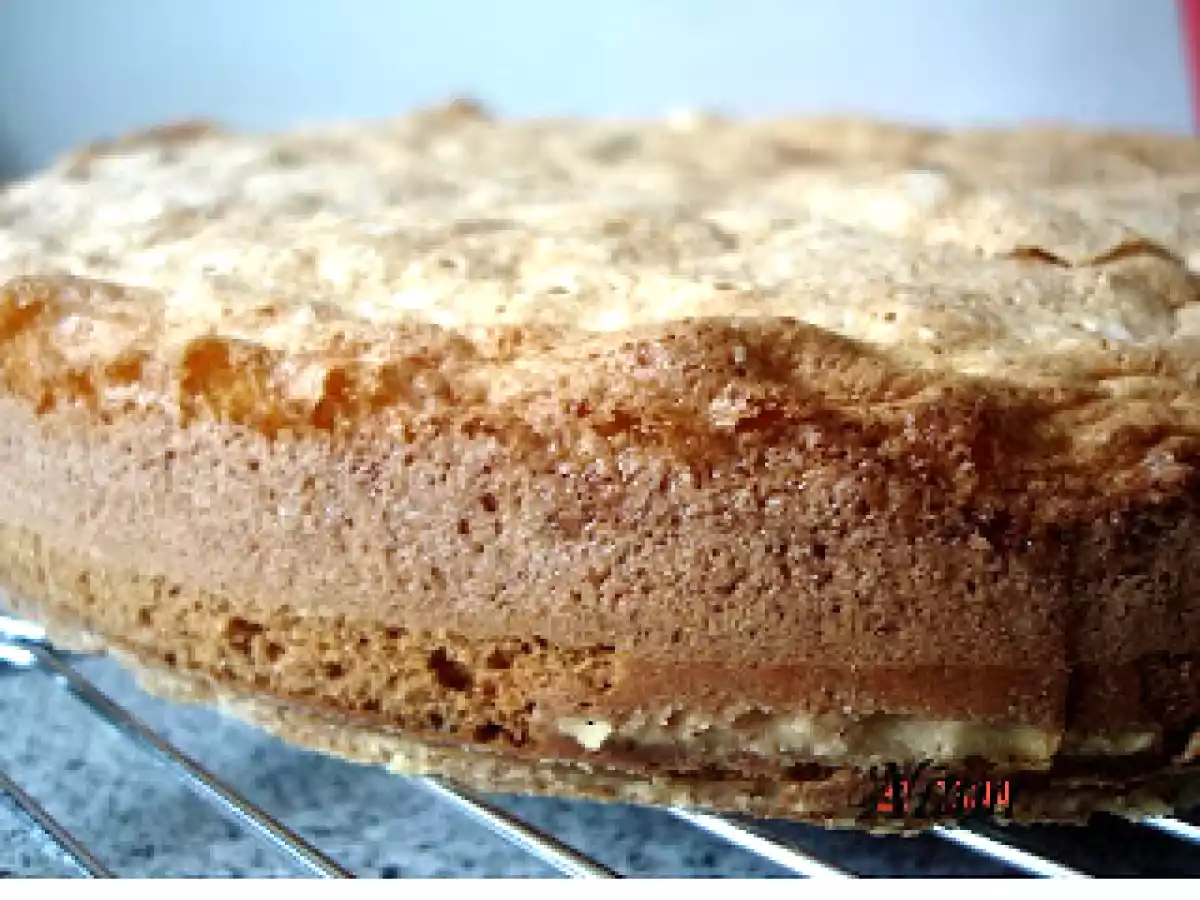 TORT CU VISINE SI CREMA FINA DE UNT CU VANILIE - poza 5