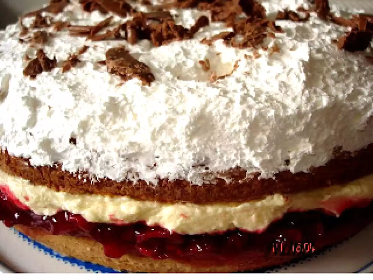 TORT CU VISINE SI CREMA FINA DE UNT CU VANILIE - poza 6