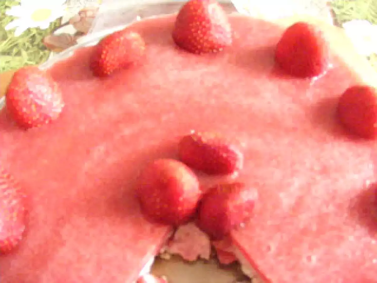 Tort de bezea cu crema si jeleu de capsuni