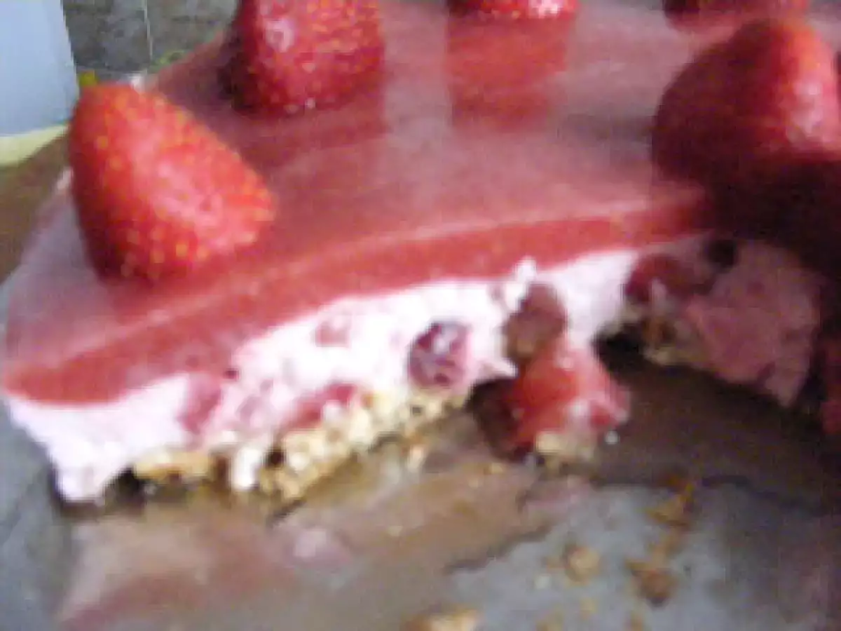 Tort de bezea cu crema si jeleu de capsuni - poza 2