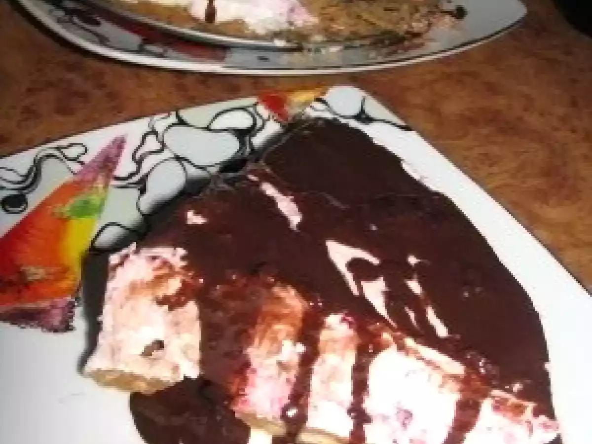 Tort de branza cu zmeura si ciocolata cu lapte