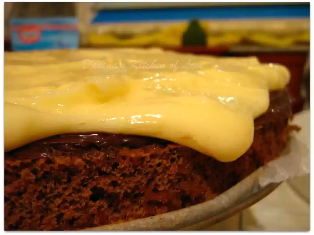 Tort de cacao cu crema de vanilie si banane