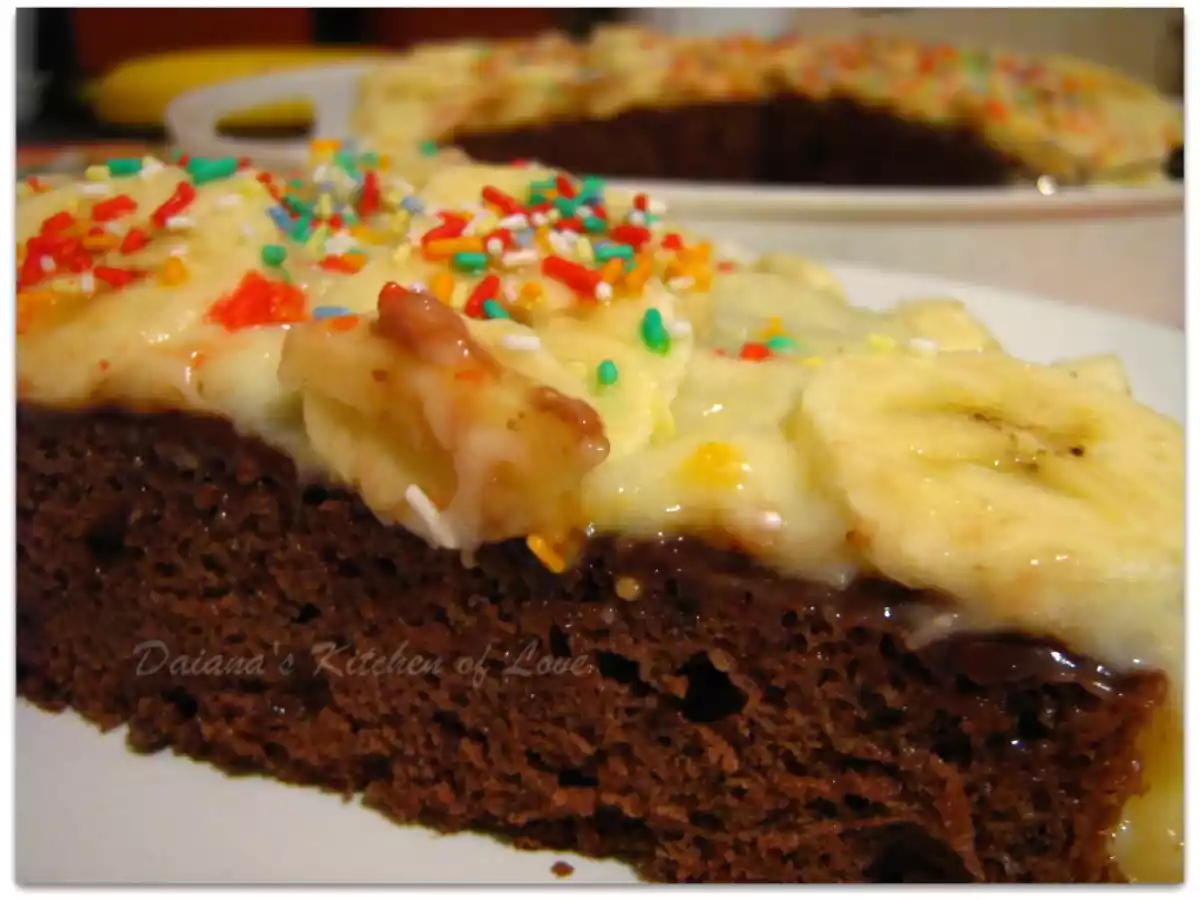 Tort de cacao cu crema de vanilie si banane - poza 3