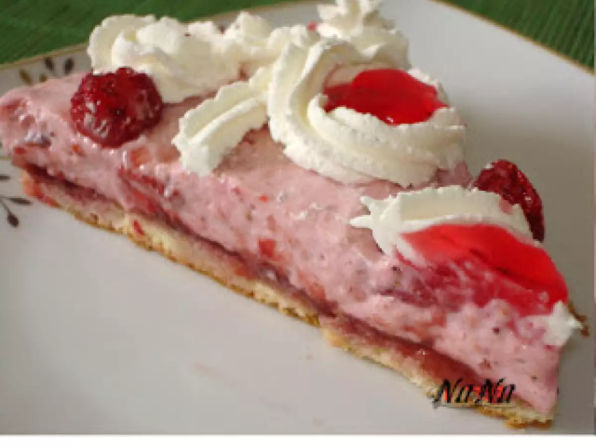 TORT DE CAPSUNI CU CREMA DE BRANZA