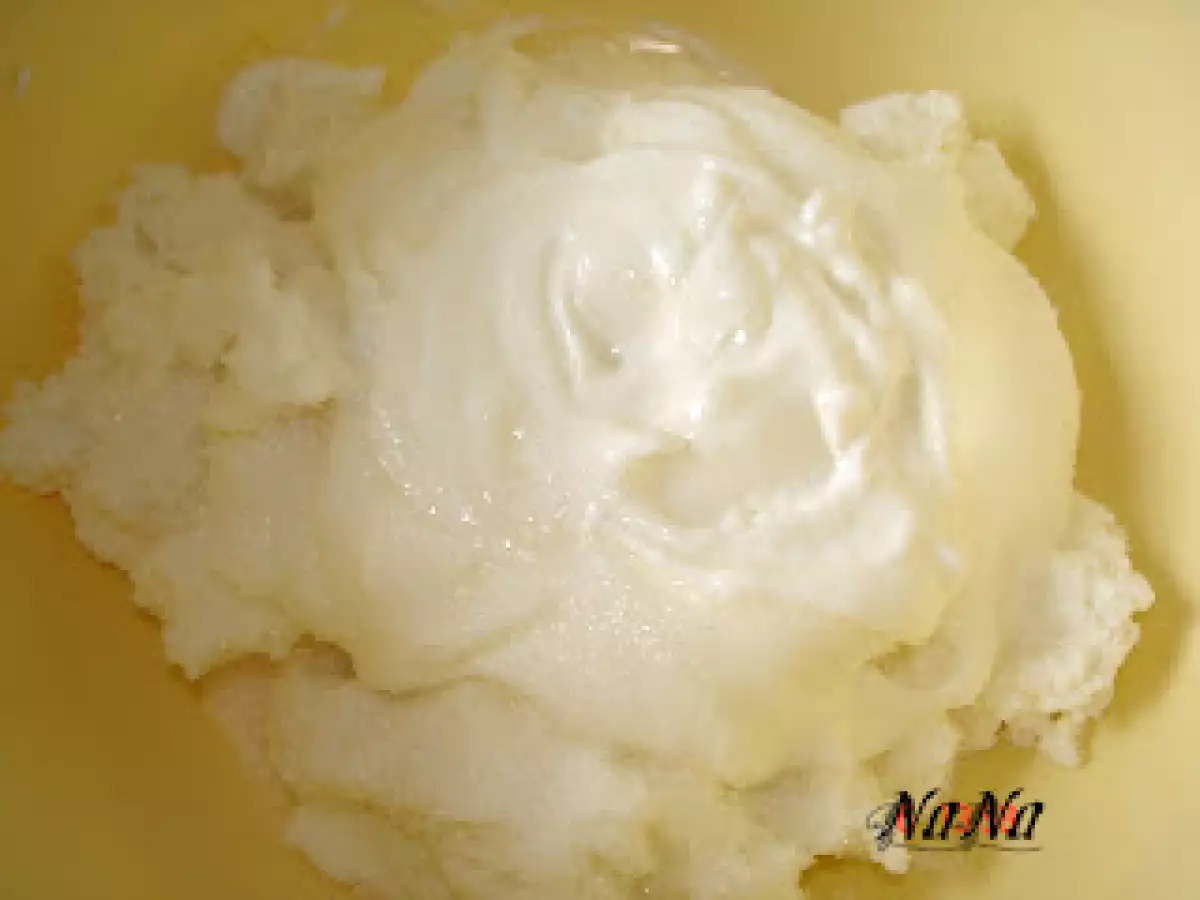 TORT DE CAPSUNI CU CREMA DE BRANZA - poza 3