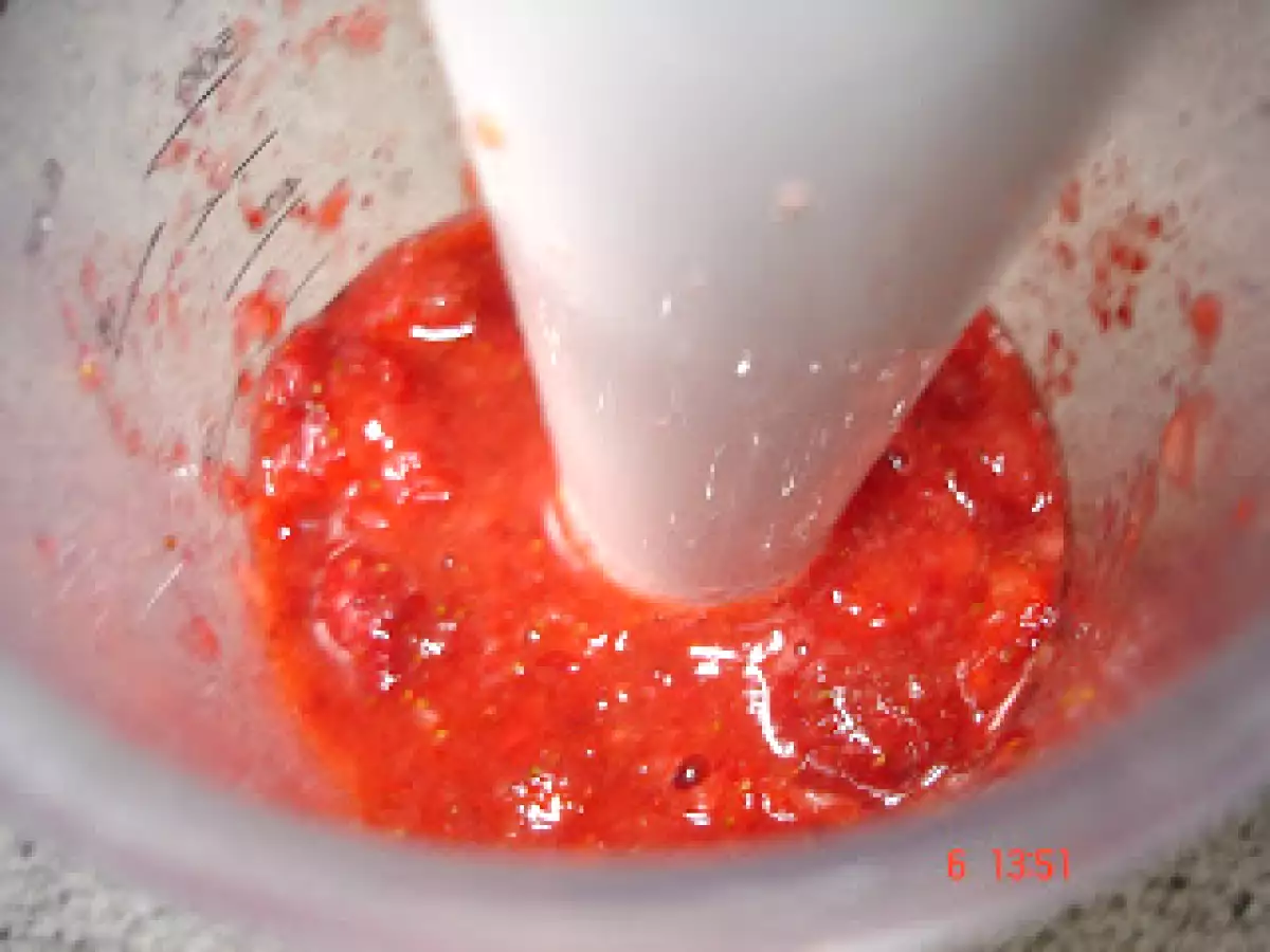 TORT DE CAPSUNI CU CREMA DE BRANZA - poza 4