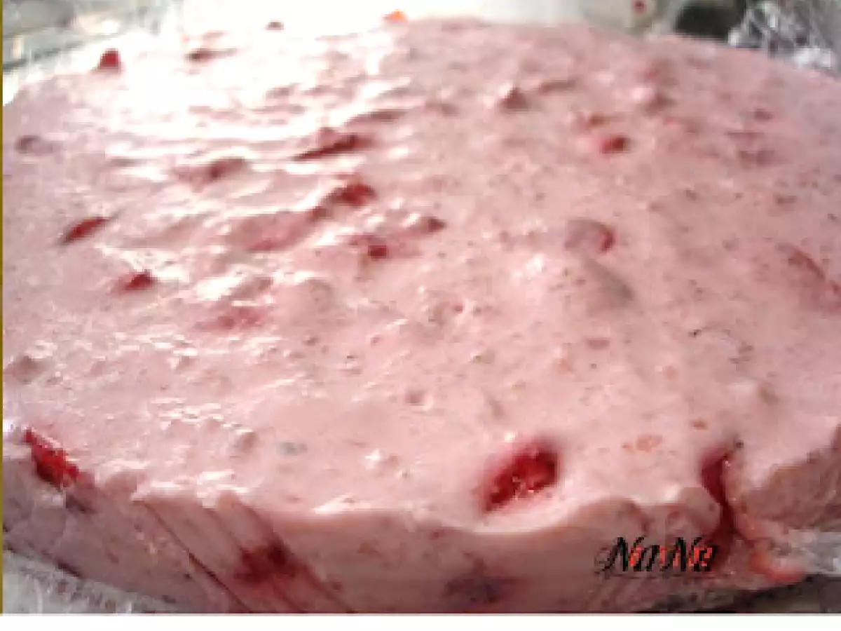 TORT DE CAPSUNI CU CREMA DE BRANZA - poza 5