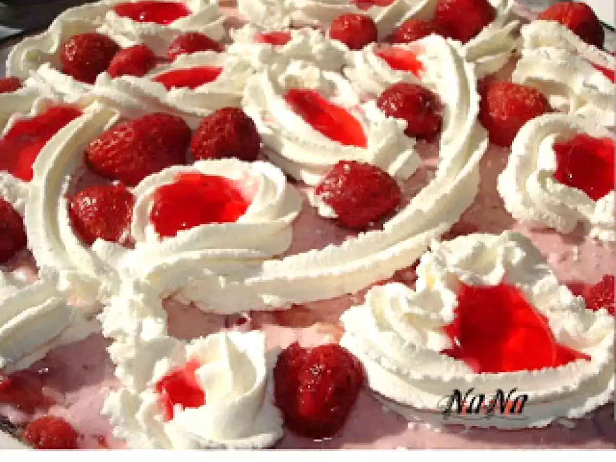 TORT DE CAPSUNI CU CREMA DE BRANZA - poza 6