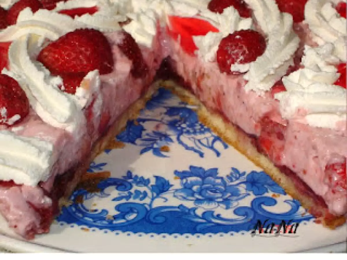 TORT DE CAPSUNI CU CREMA DE BRANZA - poza 7