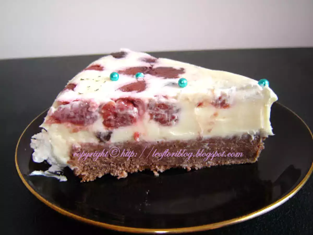 Tort de ciocolata alba si zmeura - poza 2