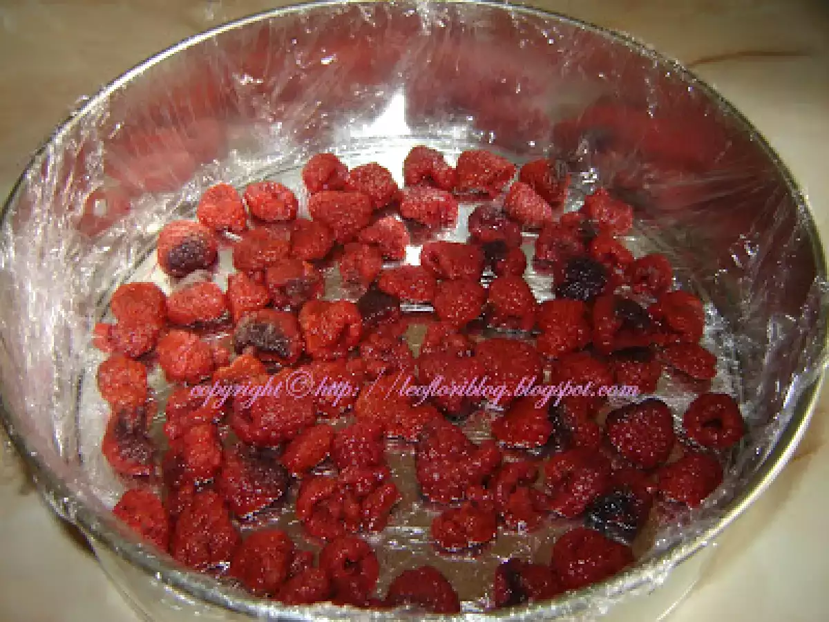 Tort de ciocolata alba si zmeura - poza 5