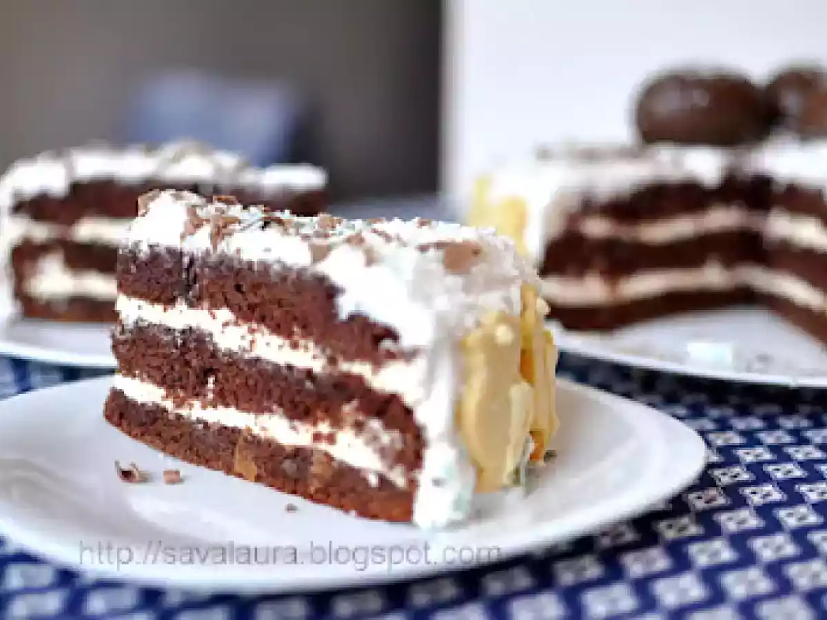 Tort de ciocolata, cu dulceata de cirese