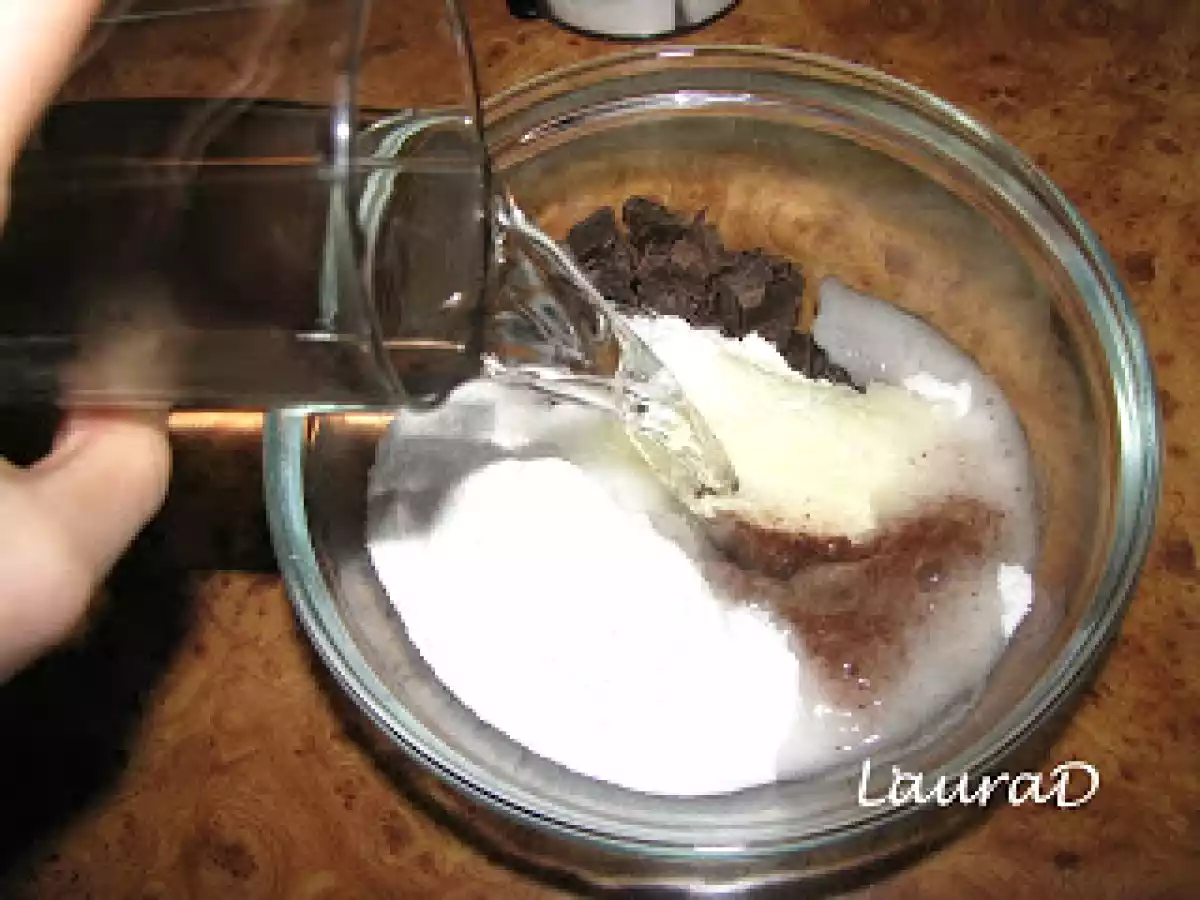 Tort de ciocolata cu prune uscate - poza 4