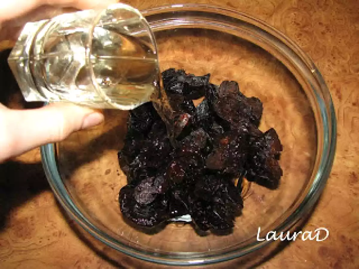 Tort de ciocolata cu prune uscate - poza 6