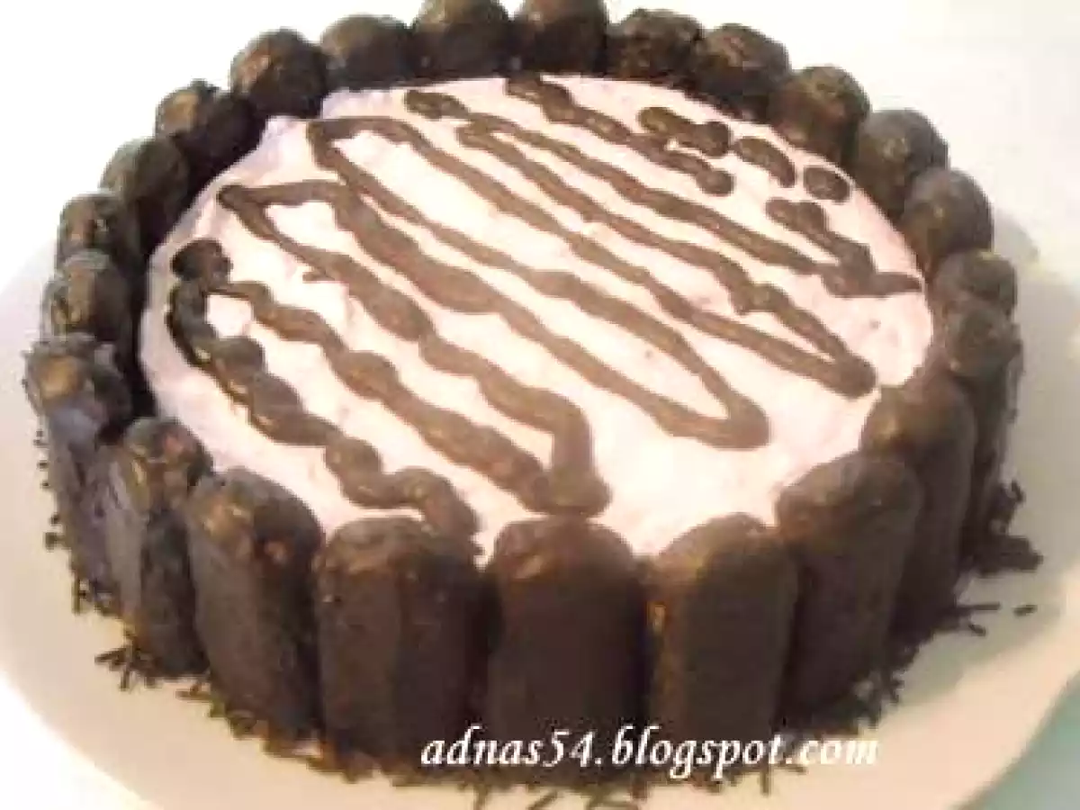 Tort de piscoturi cu crema de coacaze