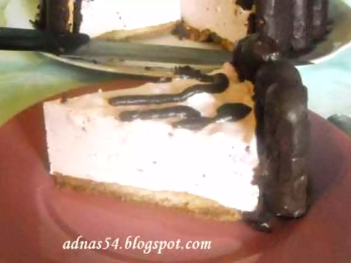 Tort de piscoturi cu crema de coacaze - poza 3