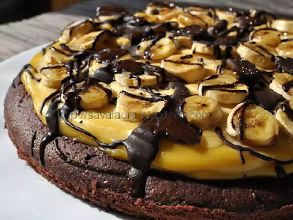 Tort de post cu budinca de vanilie si fructe