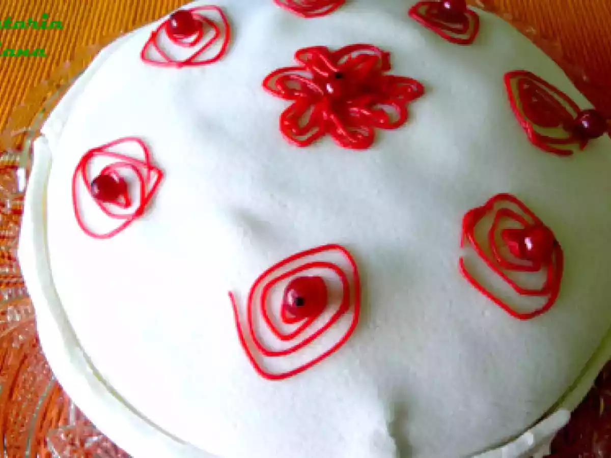 Tort de vanilie ornat cu pasta de zahar