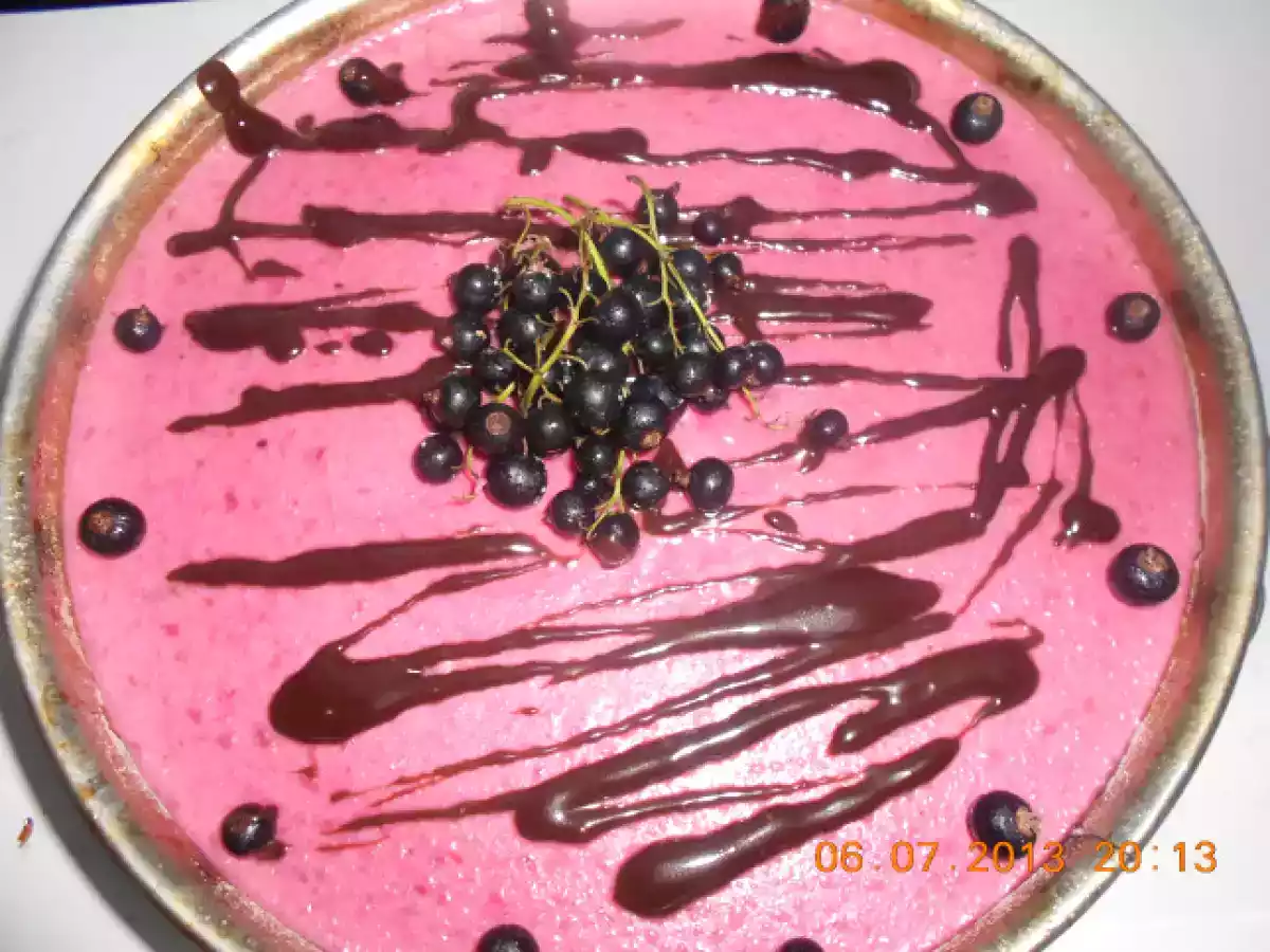 Tort de zmeura cu coacaze negre si sos de ciocolata