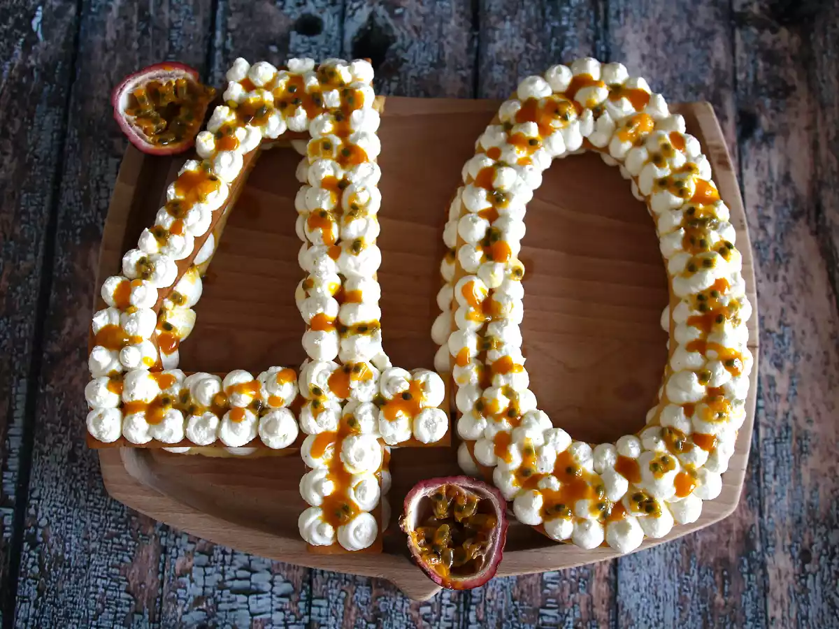 Tort exotic cifra - cu mango si fructul pasiunii