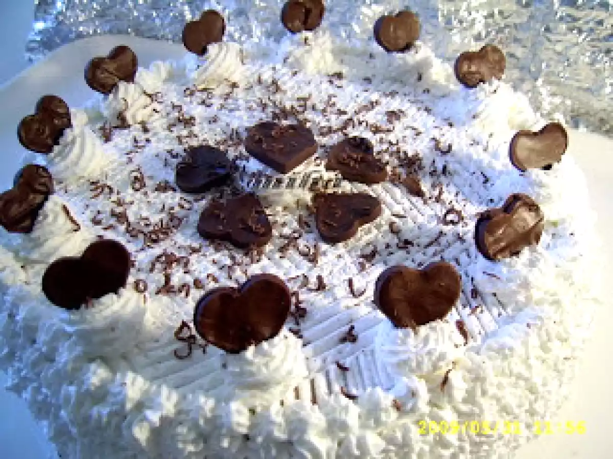 Tort inimos cu frisca si ciocolata - poza 2