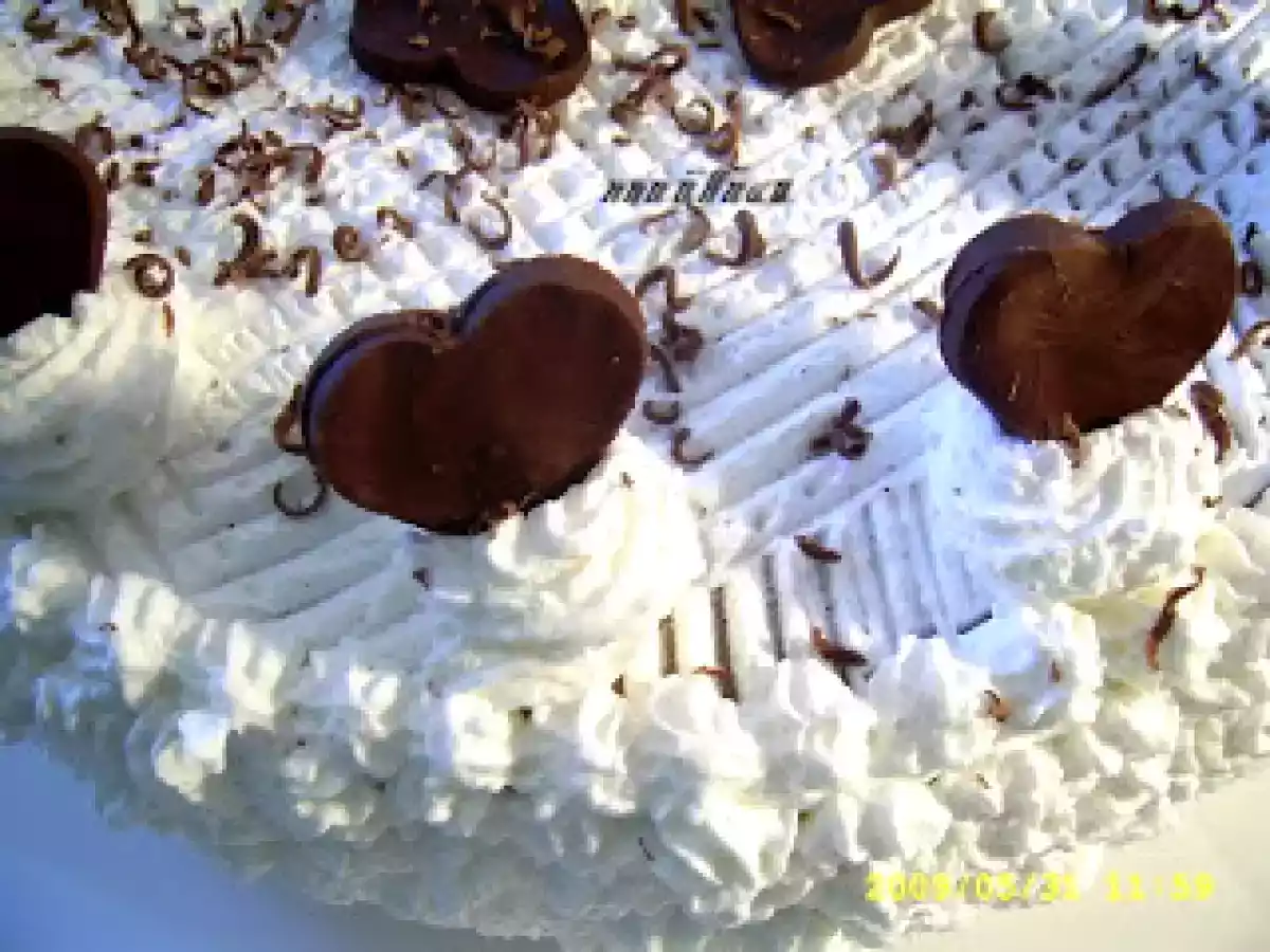 Tort inimos cu frisca si ciocolata - poza 11