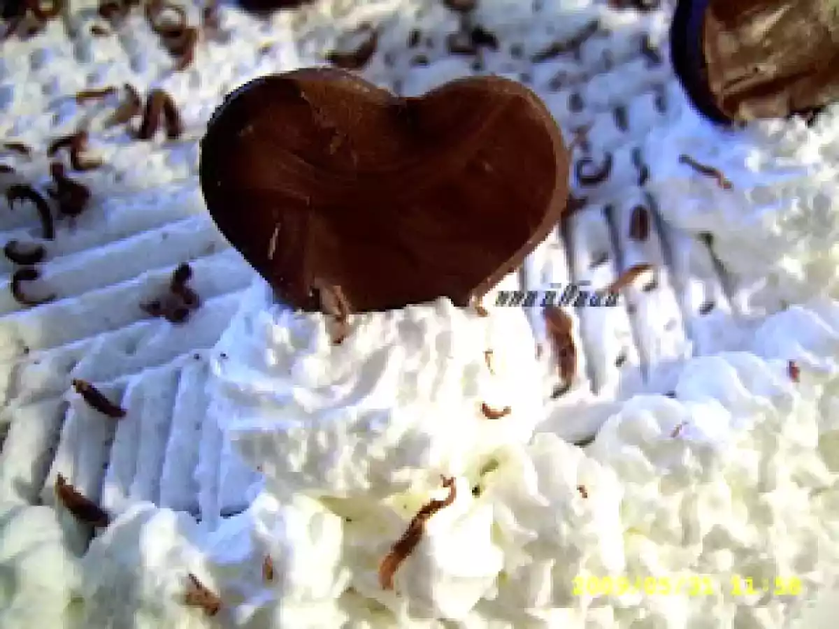 Tort inimos cu frisca si ciocolata - poza 12