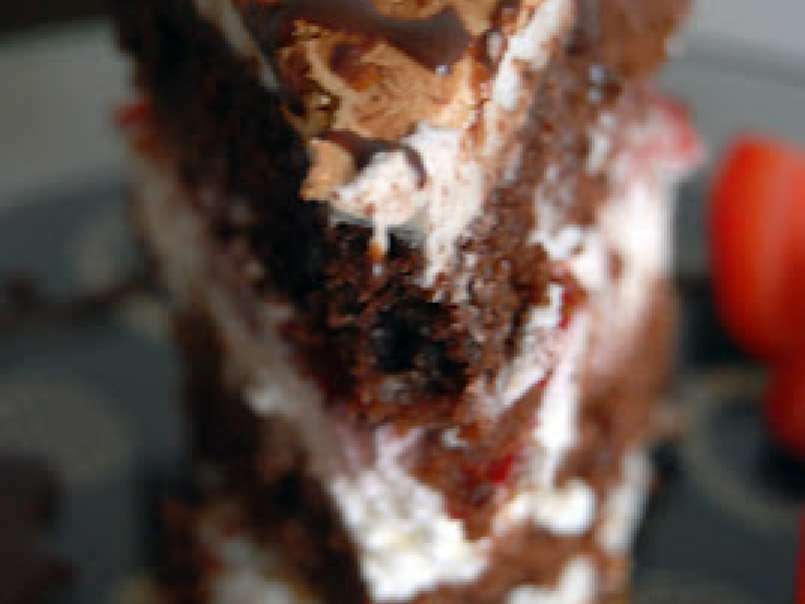 Tort meringue cu ciocolata si capsune