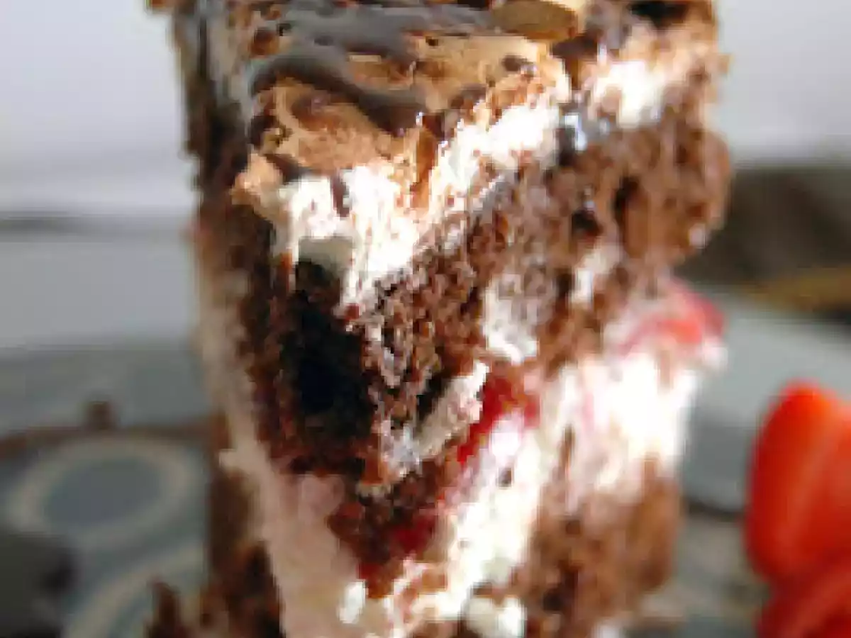 Tort meringue cu ciocolata si capsune - poza 2