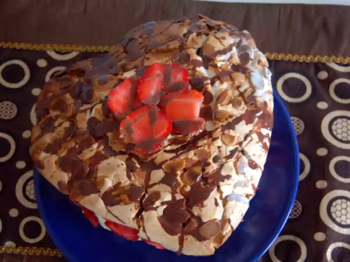 Tort meringue cu ciocolata si capsune - poza 3