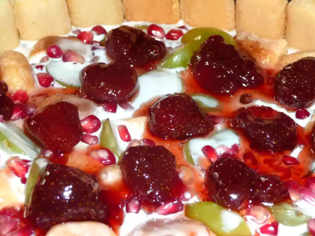 Tort panacotta cu struguri, rodie si capsuni