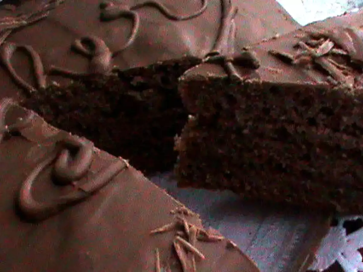 Tort Sacher cu glazura de ciocolata cu lapte - poza 2