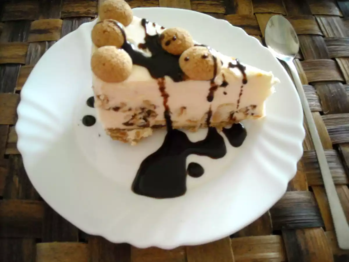 Tort sarlota cu trei feluri de biscuiti