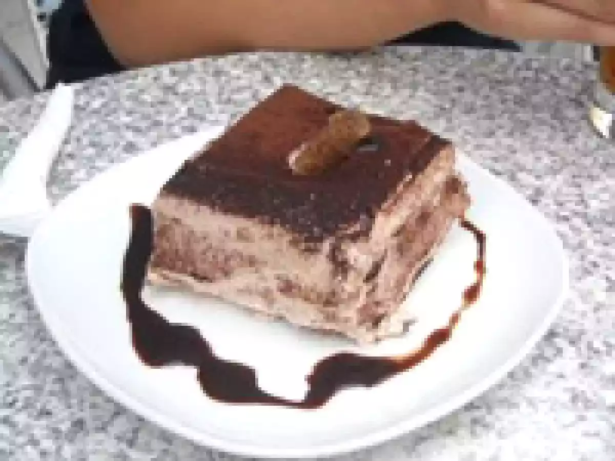 Tort tiramisu cu caise si cafea