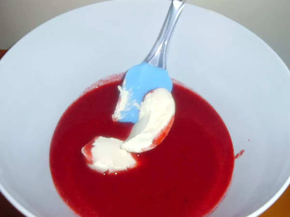 TORT TIRAMISU CU LAPTE DE COCOS SI CAPSUNI