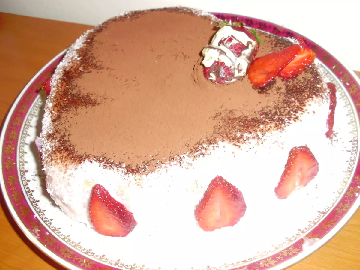 TORT TIRAMISU CU LAPTE DE COCOS SI CAPSUNI - poza 2